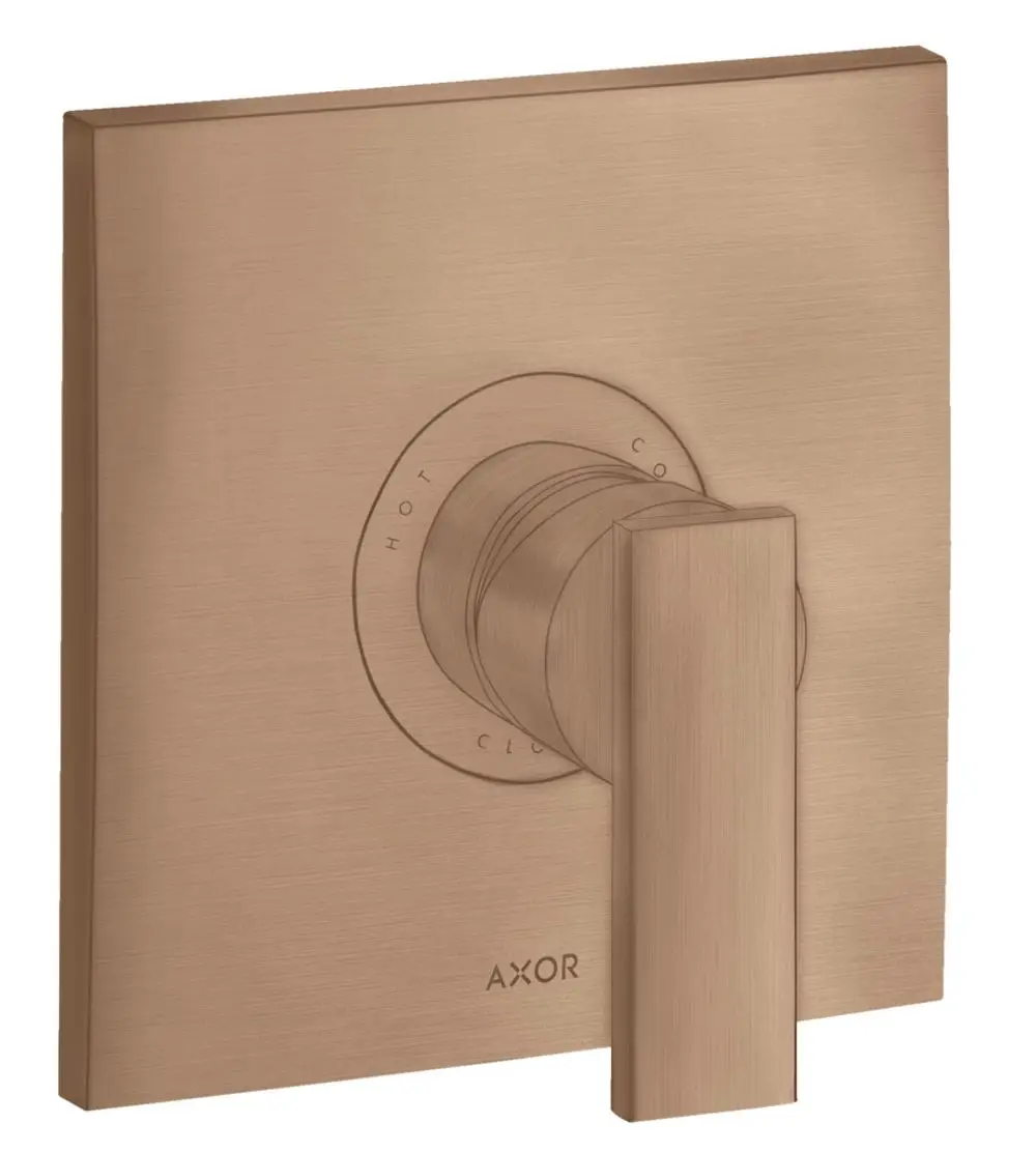 Unterputz-Brausemischer mit Hebelgriff in gebürstetem Rotgold von AXOR, mit Beschriftung für heißes und kaltes Wasser, quadratischem Design.